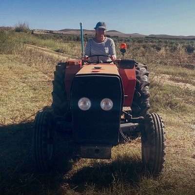 Mujer llevando tractor en el campo